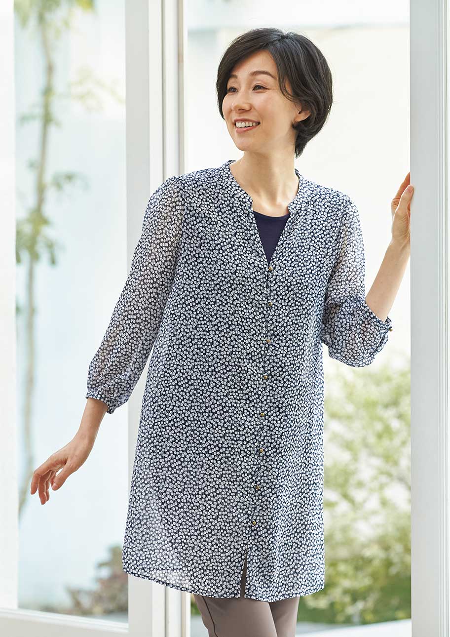 ふわりとまとえば体型カバー、軽やかシフォンのきれいめ羽織りブラウス