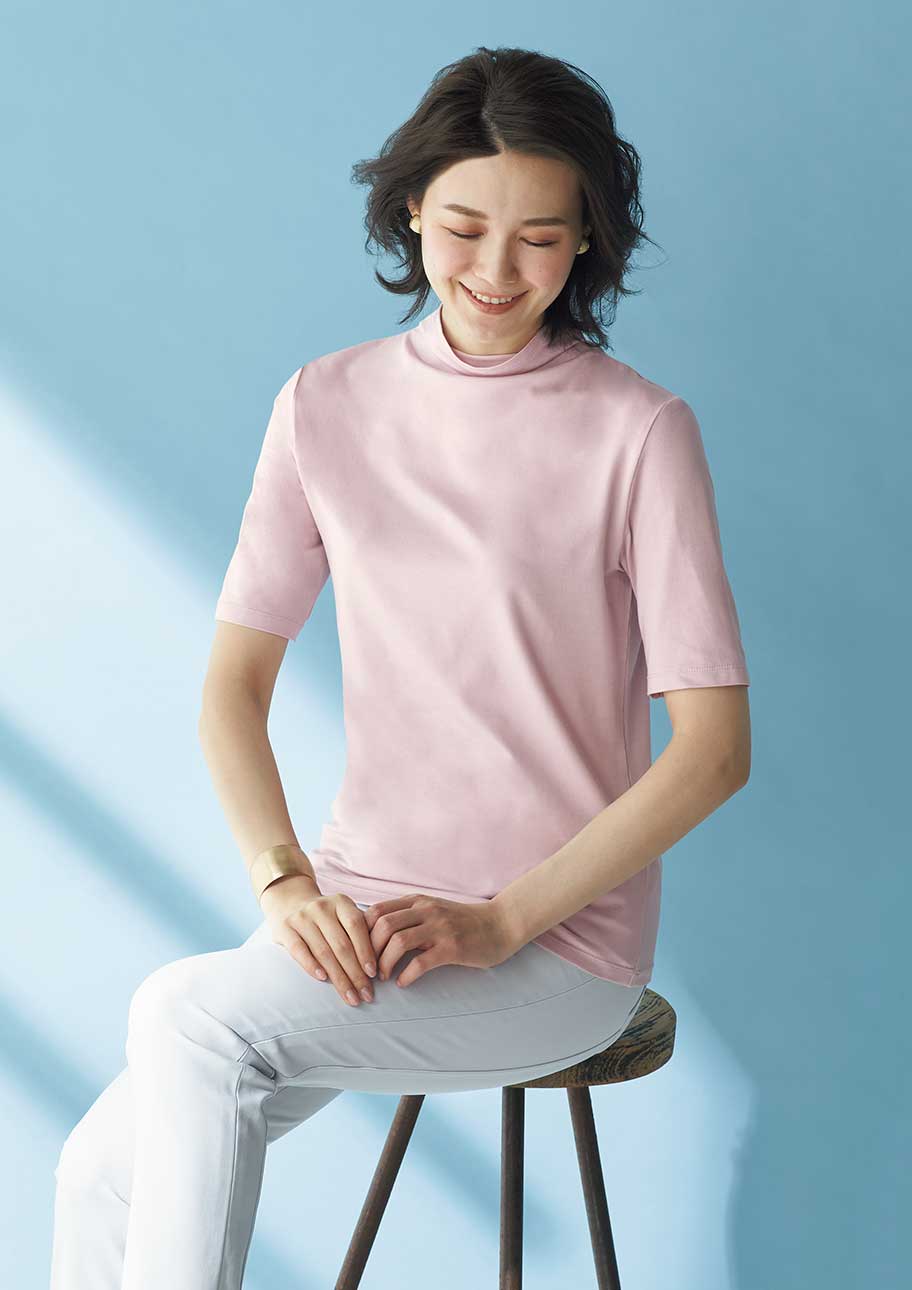 きれい色のトップスで気分を明るく、二の腕もしっかり隠します