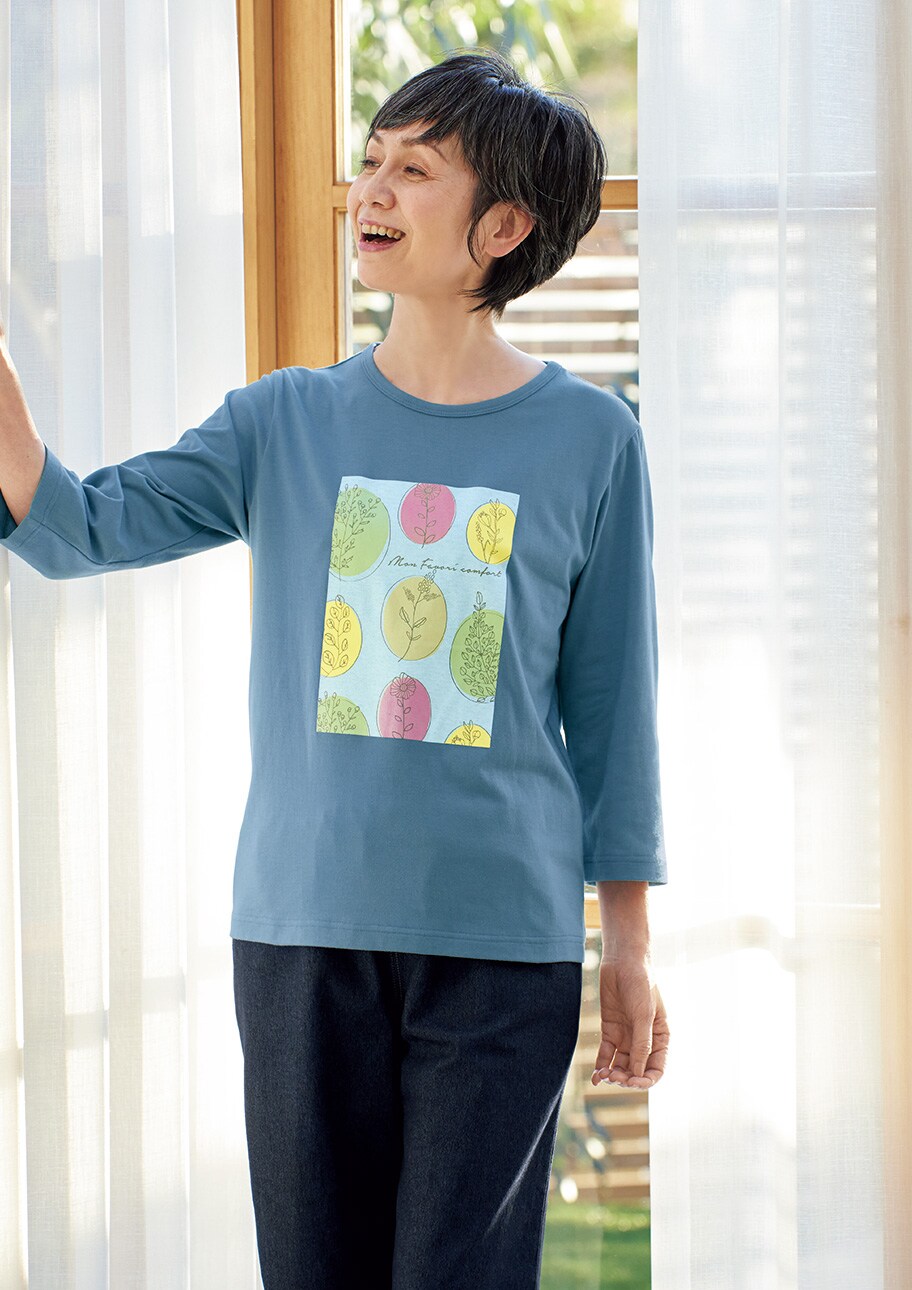 綺麗な色柄で楽しくなるプリントTシャツ。7分袖で長く着られます