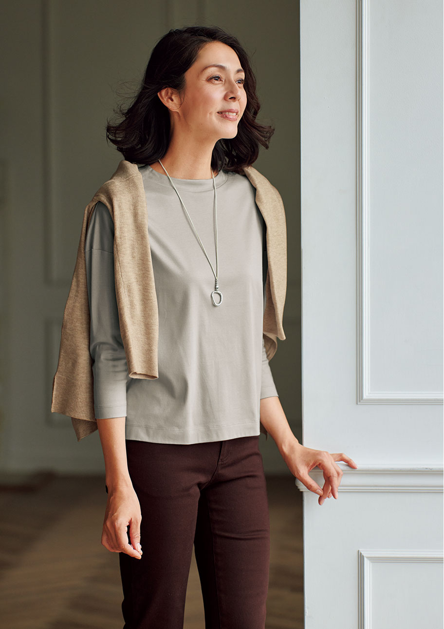 キレイな色のグレーは濃い色のボトムス合わせがおすすめ セシール Cecile