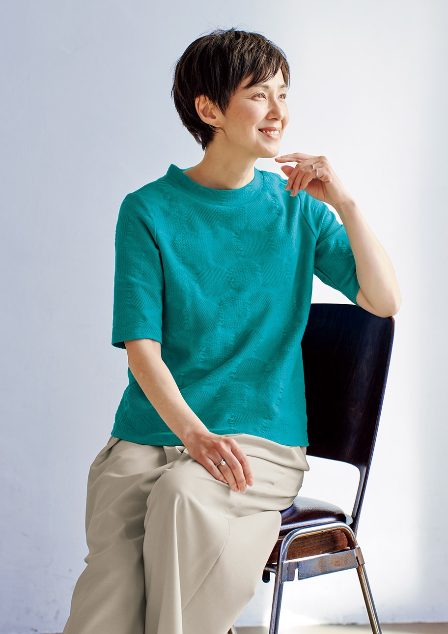 Tシャツが似合わないと感じたら上品見えするこの1枚をセレクト