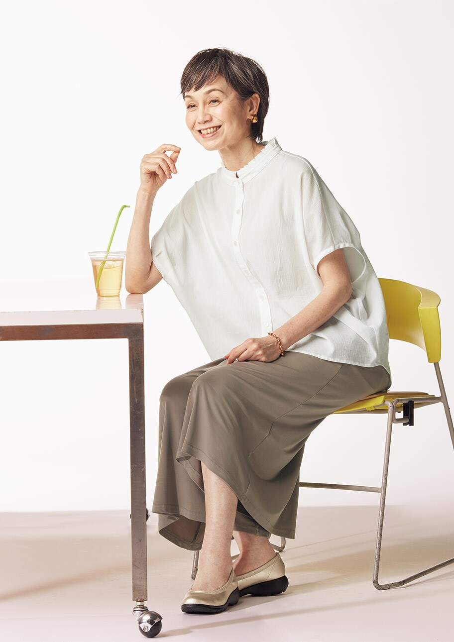 スカート見えのゆったりパンツだからカフェで座っても楽らく
